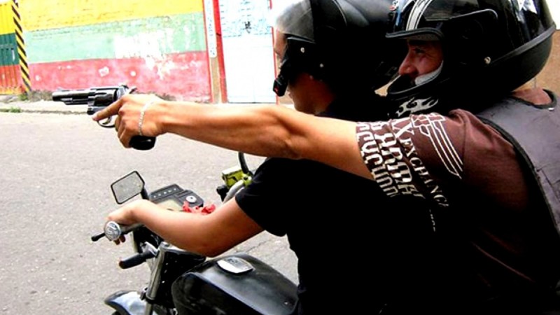 Motochorros armados asaltaron violentamente a una mujer en Los Corralitos